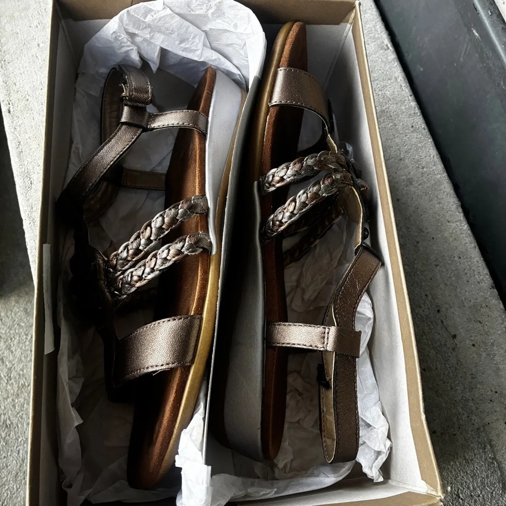 Easy Spirit Eshattie bronze metallic Rhinestone Embellished t-strap flat Sandals